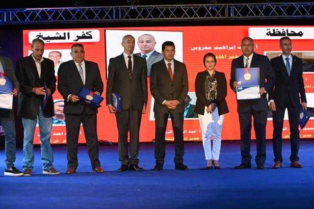 وزير الشباب يكرم وكيل الوزارة بكفر الشيخ وعددا من قيادات مراكز الشباب بمهرجان التميز