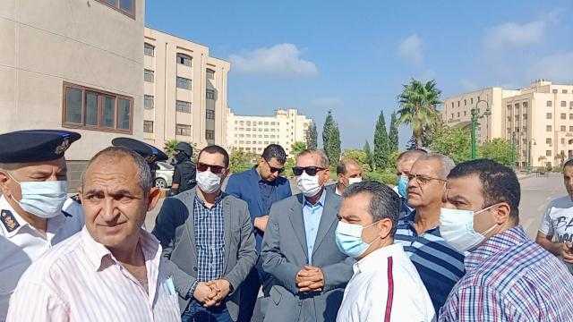محافظ كفر الشيخ ونائبه يتفقدان آثار حريق بمدرج بكلية الثروة السمكية 