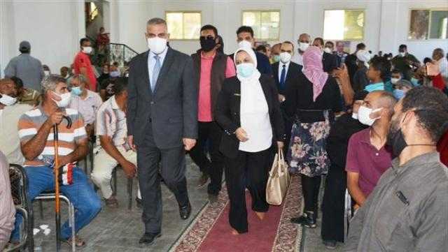 محافظ سوهاج يتفقد فعاليات القافلة الطبية لتطعيم ذوي الإعاقة ضد كورونا