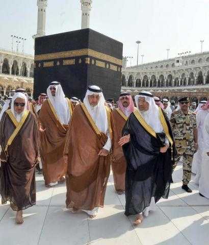 أمير مكة يغسل الكعبة المشرفة نيابة عن خادم الحرمين.. بماء زمزم مخلوط بالورد