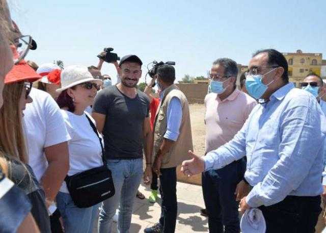 تفاصيل زيارة رئيس الوزراء إلى الأقصر.. مدبولي يصعد لأعلى نقطة بمعبد الكرنك ويحاور عمال الترميم