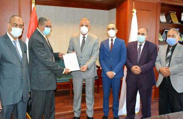 محافظ سوهاج يسلم عقدا لمنح مشروعات بمليون جنيه لأصحاب المشروعات الصغيرة