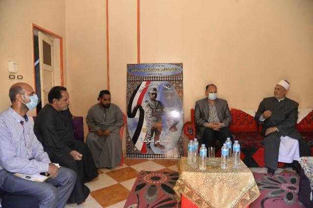 محافظ أسيوط يعزى الشهيد محمد عبد الحفيظ بمسقط رأسه فى صدفا