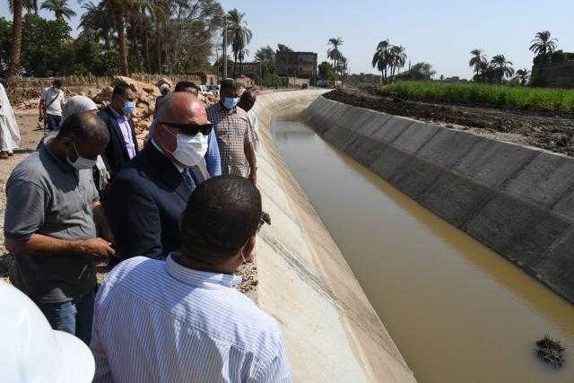 محافظ قنا يتفقد مجمع الخدمات الحكومية بقرية الكلالسة وتبطين ترعة الشيخية.. صور