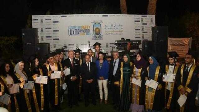 رئيس جامعة الأقصر يشهد أول حفل تخرج للطلاب