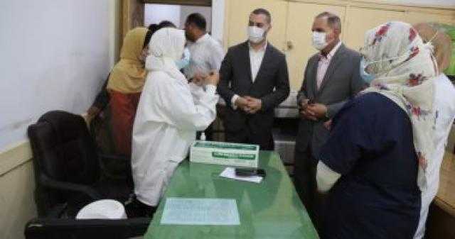 محافظ كفر الشيخ يتابع تلقى العاملين بالديوان لقاح كورونا.. صور
