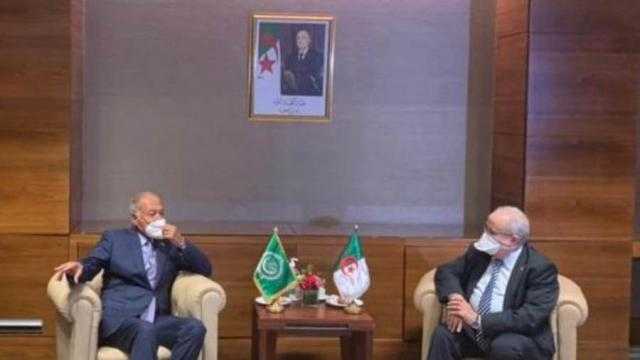 أبو الغيط يبحث مع وزير خارجية الجزائر تطورات الأوضاع في ليبيا
