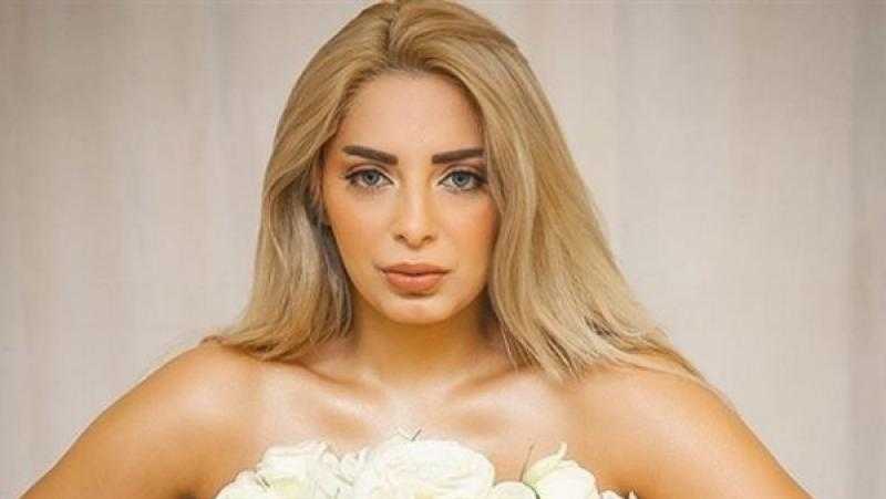 مي حلمي تتألق بالليجن الأسود والشعر الأشقر الطويل| صور