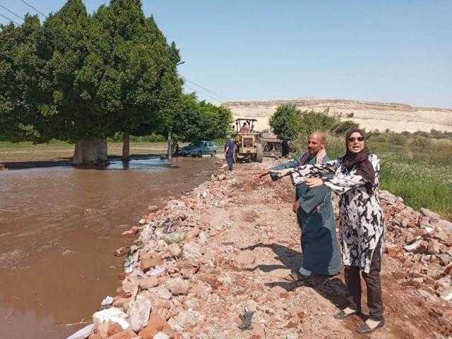 محافظ أسيوط: إعادة تأهيل الطريق بقرية دير القصير بسبب ارتفاع منسوب النيل.. صور