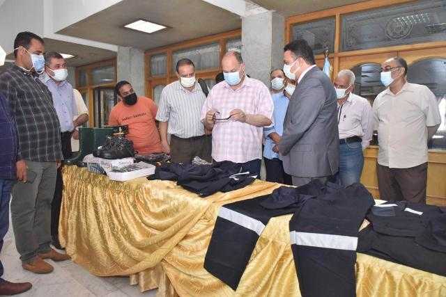 محافظ أسيوط يتفقد وصول مهمات وقائية وزى موحد للعاملين بمنظومة النظافة.. صور