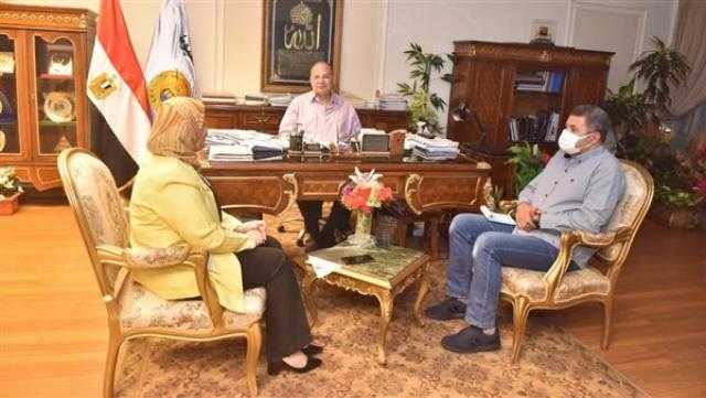 محافظ أسيوط يبحث دعم وتمكين المرأة اقتصاديا