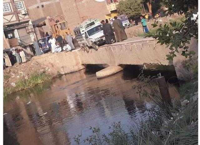 أهالي إسنا يشكون ضيق كوبري قرية القرايا