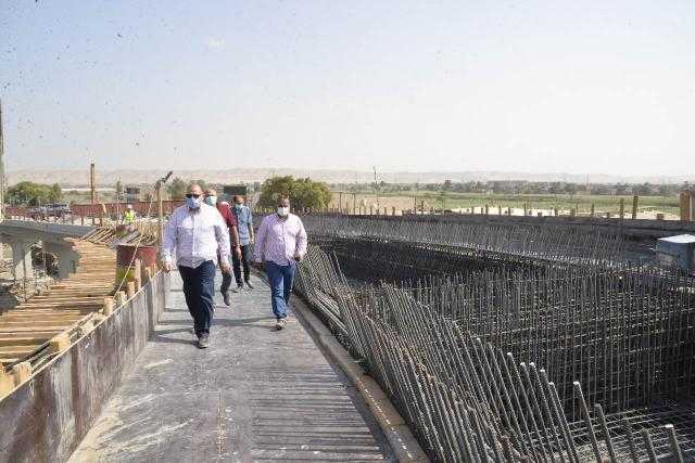 محافظ أسيوط يواصل جولاته الميدانية بتفقد أعمال تنفيذ مشروع كوبري المدخل الشمالي العلوي بمنقباد 