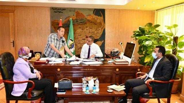 محافظ الفيوم يناقش عدداً من مشروعات «حياة كريمة»