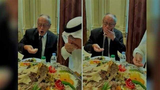 سفير اليابان يأكل الأرز بيديه في السعودية