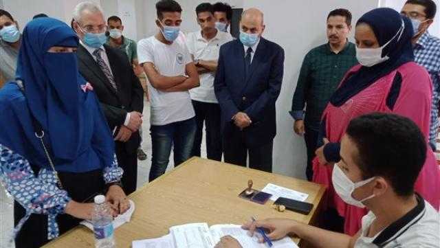 رئيس جامعة المنيا يتفقد نقاط تلقي لقاح كورونا