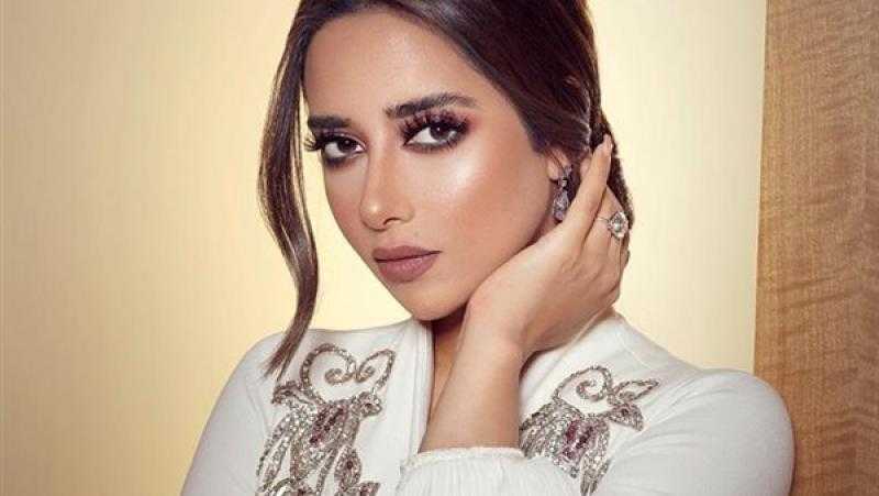 بلقيس فتحي.. إطلالة ساحرة بالأزرق الزاهي