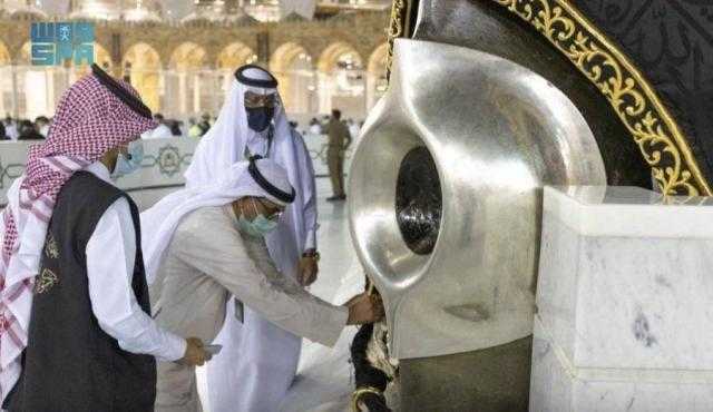 شؤون الحرمين تجري صيانة لإطار الحجر الأسود والركن اليماني