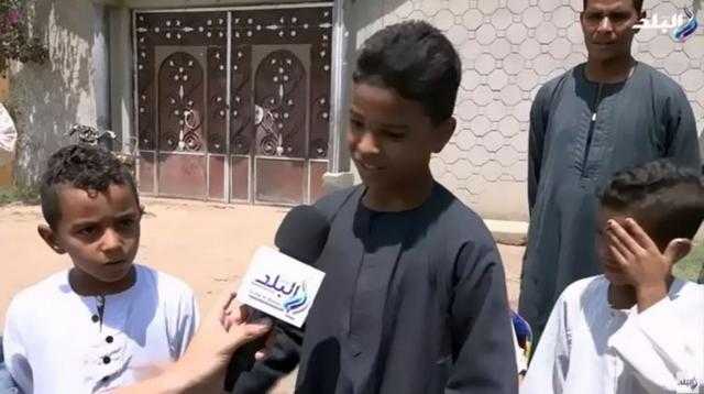 أهالي قريتي أبوحزام وحمردوم: قلة التعليم سبب الثأر.. وأحد الأطفال: نفسنا نتعلم ونطلع دكاترة ومهندسين.. فيديو 