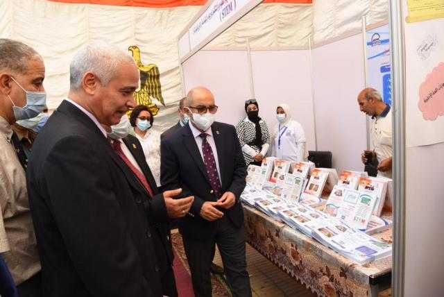 رئيس جامعة أسيوط يفتتح أعمال المعرض التعليمي الأول لكلية التربية.. صور