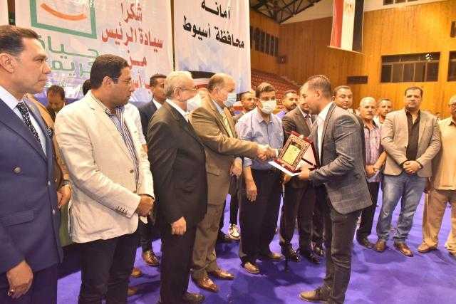 محافظ أسيوط وأمين حزب مستقبل وطن يشهدان ختام دورى كرة القدم ويكرمان فريق ” منفلوط”