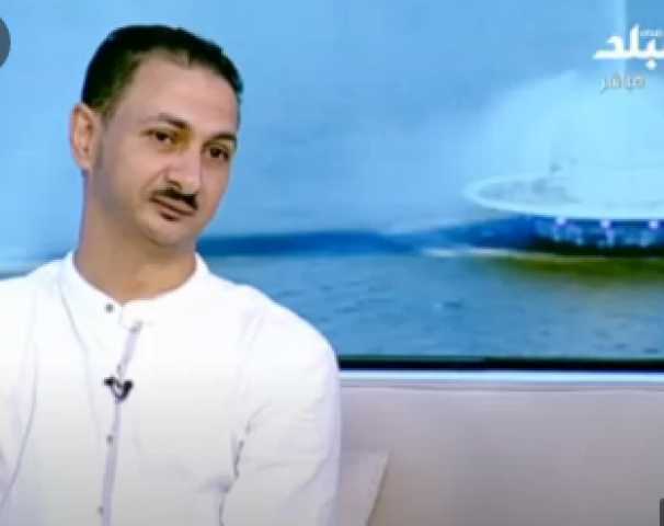 حكاية نجاح .. متحدي إعاقة يحصل على الدكتوراه ويحترف الرسم بالفم والقدم.. فيديو