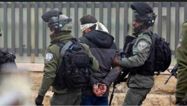 القوات الإسرائيلية تعتقل 8 فلسطينيين من الضفة الغربية
