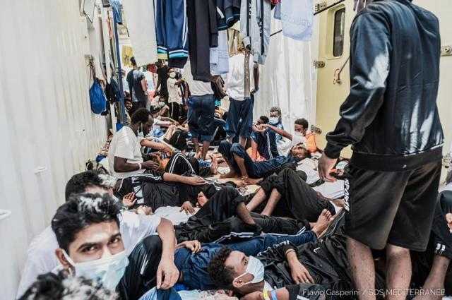 صقلية تسمح بإنزال 122 مهاجرا على أراضيها