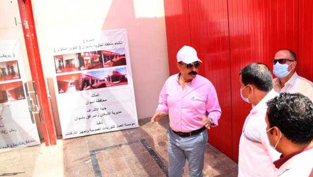 محافظ أسوان يتفقد مشروع ”أكتوبر أسكوير” بمجمل 42 محلا.. صور