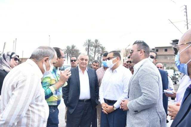 محافظ الشرقية يتفقد كوبري أبو طبل بمنيا القمح لبحث إمكانية توسعته.. صور