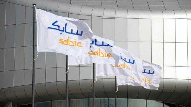 تعاون بين ”سابك” و”مايكروسوفت” لابتكار أول منتج من بلاستيك المحيطات المعاد تدويره