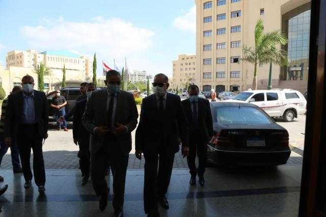 بالصور .محافظ كفرالشيخ يشارك بإجتماع مجلس الجامعة ..مؤكداً على أهمية الوعي والإجراءات الاحترازية 