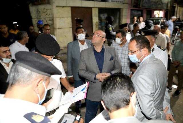 محافظ بني سويف يتفقد أحد المنازل القديمة بعد تصدعه ويأمر بإخلاء المباني المجاورة.. صور