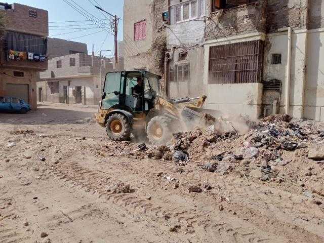 محافظ أسيوط: حملات نظافة مكبرة بمراكز منفلوط والغنايم والبدارى لرفع المخلفات والقمامة (صور)
