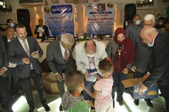 محافظ أسيوط يشهد احتفالية حزب حماة الوطن بتوزيع الحقائب والادوات المدرسية على الطلاب والاطفال الايتام