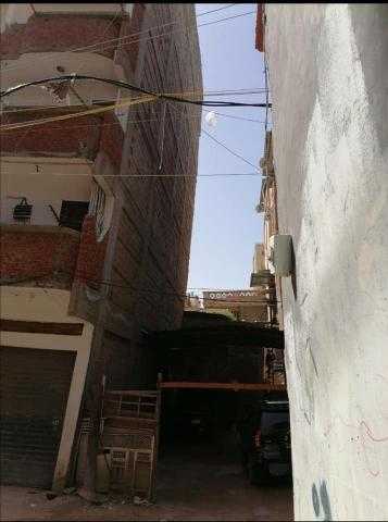 عقار مائل يهدد بكارثة في الإسكندرية.. والأهالي يستغيثون: ”إلحقونا”.. صور