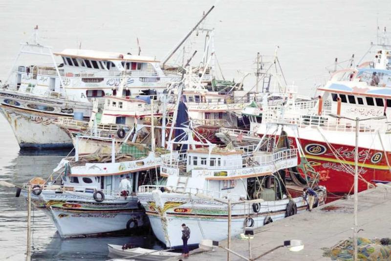 انتظام حركة مراكب الصيد في بوغاز عزبة البرج بدمياط بعد تحسن الطقس