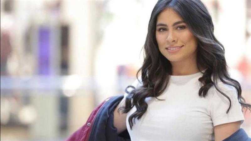 إطلالة جذابة لـ هاجر أحمد تبرز جمال ملامحها