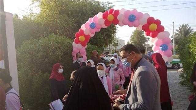 بالورد والأعلام... مدارس الوادي الجديد تستقبل طلابها في أول يوم دراسة