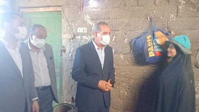 محافظ كفر الشيخ يسلم كرسي متحرك لسيدة ويتفقد مشروعات حياة كريمة بمطوبس.. صور