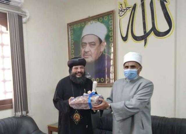 قيادات قبطية توزع حلوى المولد النبوي في مدارس الغردقة.. صور