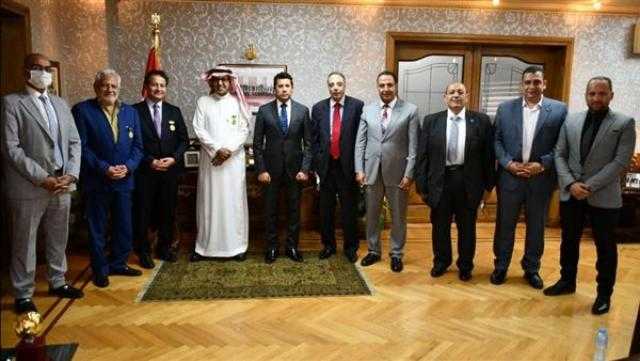 وزير الشباب والرياضة يبحث إطلاق جائزة «عاصمة الثقافة الرياضية العربية»