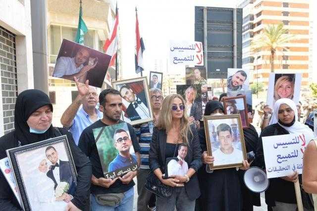 لبنانيون يعتصمون في بيروت وطرابلس دعما للمحقق العدلي في انفجار مرفأ بيروت