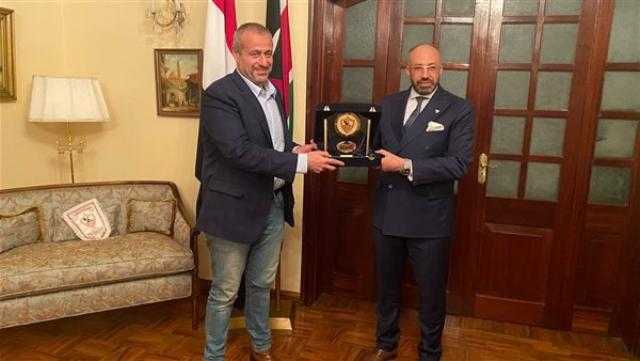 المندوه يمنح السفير المصري في كينيا درع وشعار الزمالك
