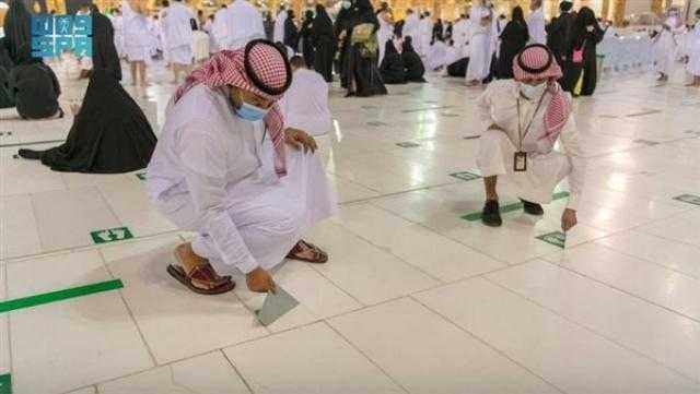 «شؤون الحرمين» تزيل ملصقات التباعد الجسدي داخل المسجد الحرام وأروقته