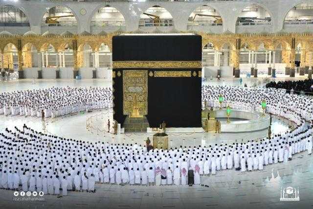 أجواء إيمانية تحف المصلين في صلاة الفجر مع بدء تطبيق قرار استخدام كامل الطاقة الاستيعابية للمسجد الحرام