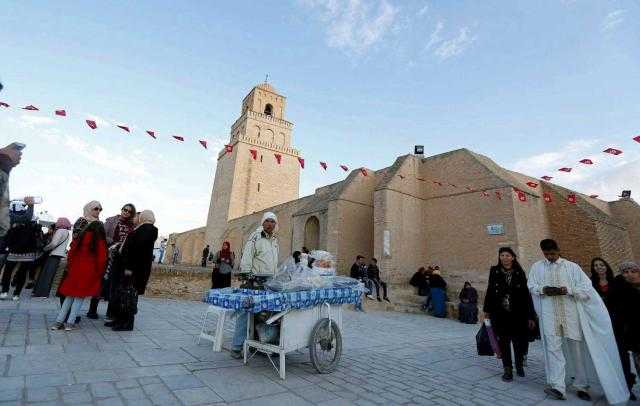 القيروان التونسية تستقطب نصف مليون زائر ليلة الاحتفال بالمولد النبوي