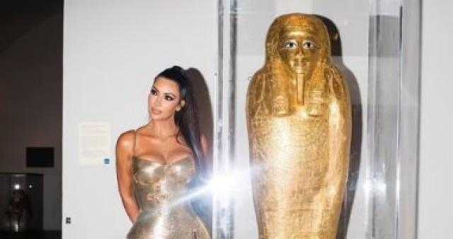 كيم كارداشيان وتابوت ”نجم عنخ” الذهبى..كيف كشفت صورة لغز مومياء مصرية مسروقة