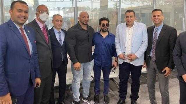 وفد من «الشباب والرياضة» يستقبل بيج رامي في مطار القاهرة.. صور