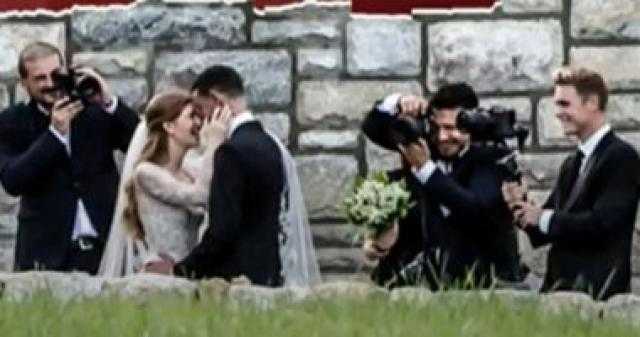 جينيفر جيتس توجه الشكر لفيرا وانج على تصميم فستانى زفافها